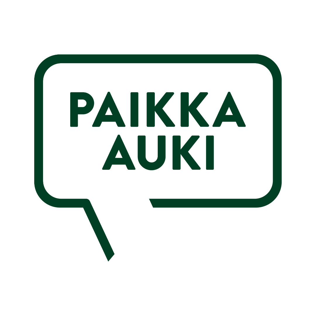 Valkoisella pohjalla tummanvihreä suorakaiteen muotoinen "puhekupla", jossa lukee isoin kirjaimin PAIKKA AUKI.